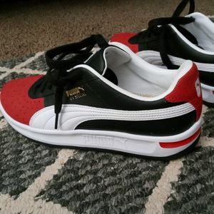Pumas size 9